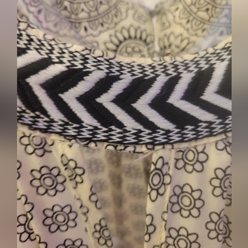 🎀CLEARANCE🎀 ESLEY Cream and Black Sleeveless Halter Sun Dress W Keyhole - Picture 5 of 7